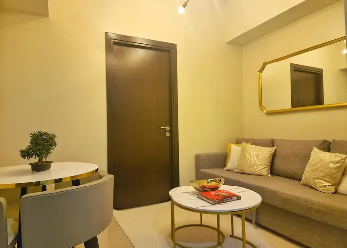 Your Stylish Escape In Park Mckinley West With Breathtaking Views Apartment *