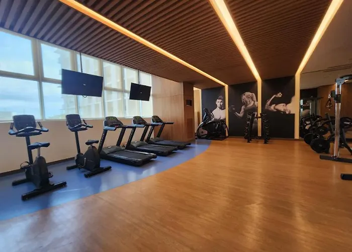 Your Stylish Escape In Park Mckinley West With Breathtaking Views *