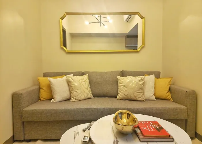 Your Stylish Escape In Park Mckinley West With Breathtaking Views *