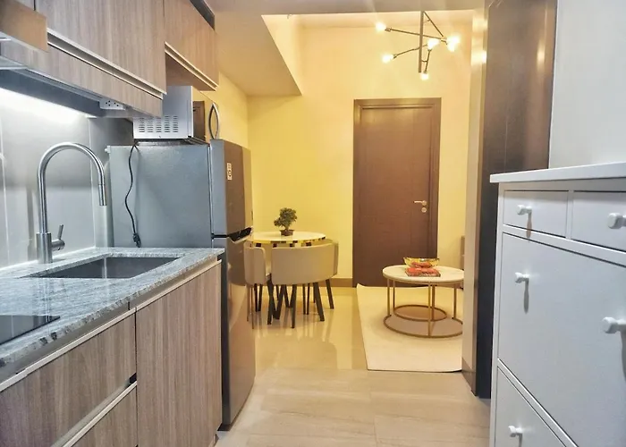 Your Stylish Escape In Park Mckinley West With Breathtaking Views Apartment *