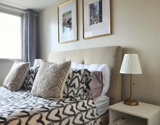 Apartment Your Stylish Escape In Park Mckinley West With Breathtaking Views *