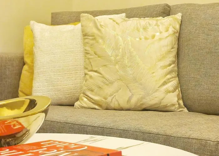 Your Stylish Escape In Park Mckinley West With Breathtaking Views *